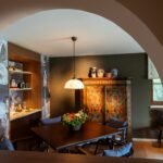Essbereich mit historischem Bauernschrank