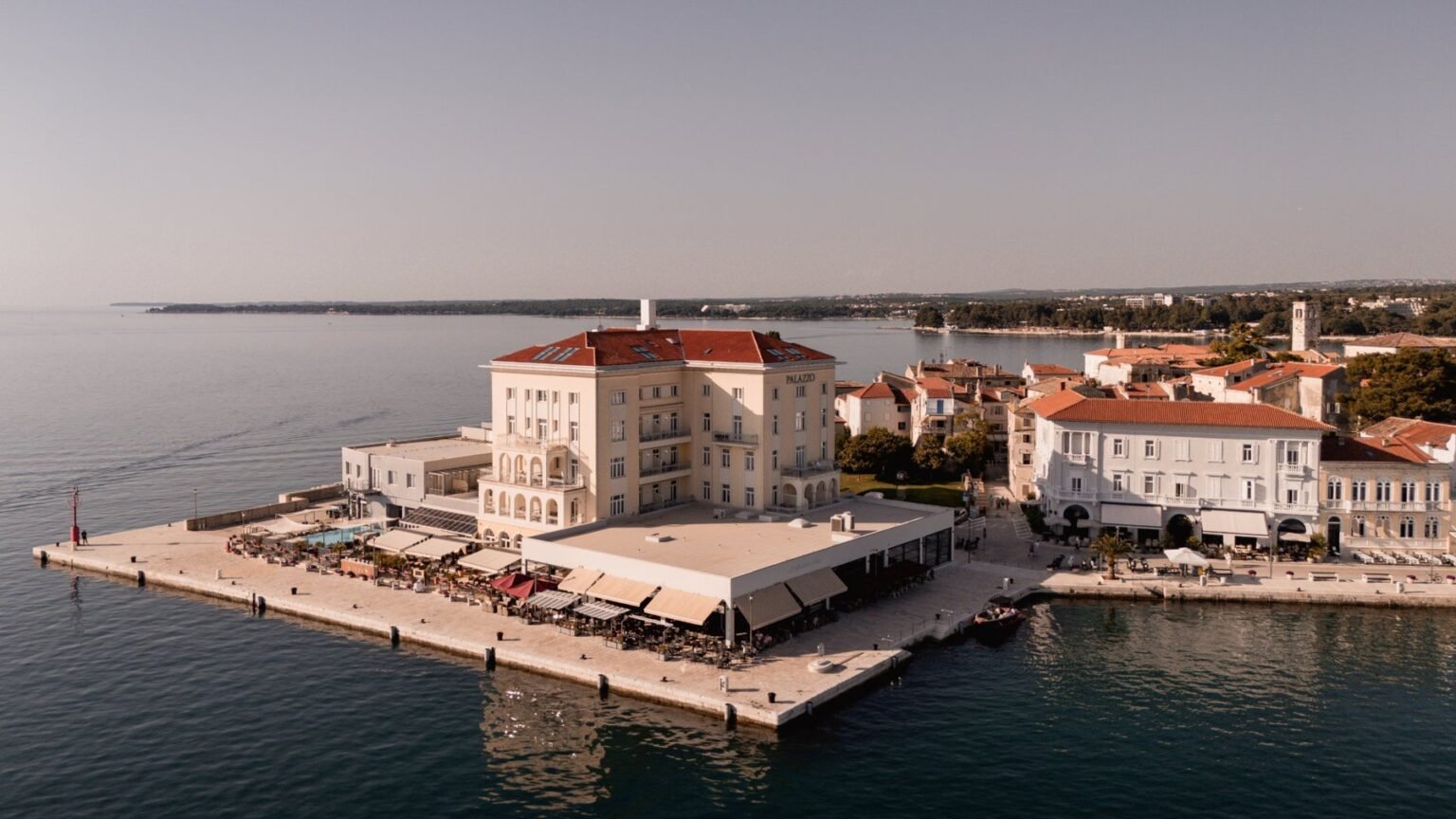 Anreise nach Istrien: das BO Hotel Palazzo in Poreč und die Geschichte der Riviera Das BO Hotel Palazzo in erster Meereslage im historischen Stadtkern von Poreč, Istrien.